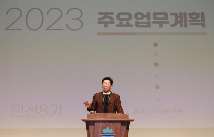 16일 원주시청 백운아트홀에서 열린 2023 주요업무계획 보고회에서 지난해 주요 성과를 발표하고 있는 원강수 원주시장. 원주시 제공 