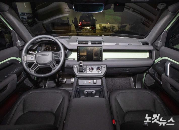 랜드로버 디펜더 75주년 실내 모습