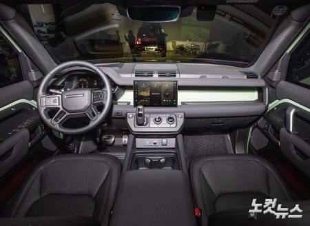 랜드로버 디펜더 75주년 실내 모습