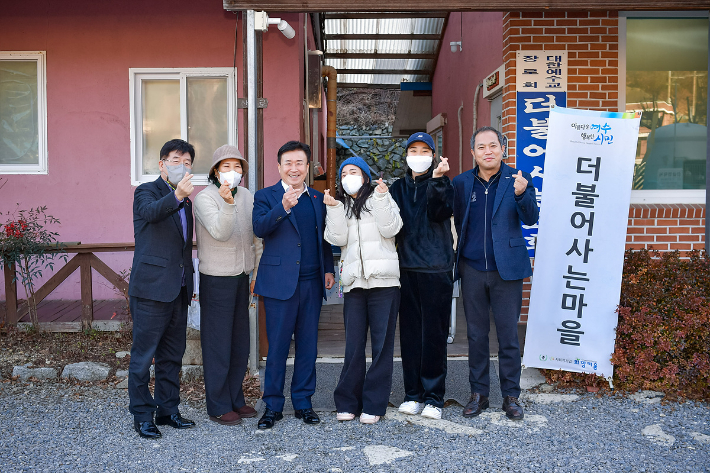 정기명 여수시장(왼쪽에서 세번째)이 설 명절을 앞두고 지역의 사회복지시설을 찾아 시설 관계자들을 격려하고 있다. 여수시 제공