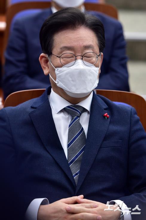 눈 감은 이재명 대표