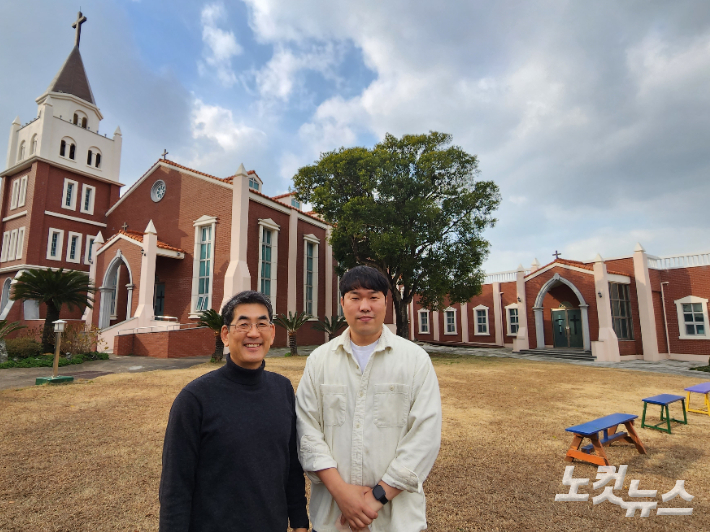 조수교회 마당에서. 왼쪽부터 주성학 목사, 이용원 집사