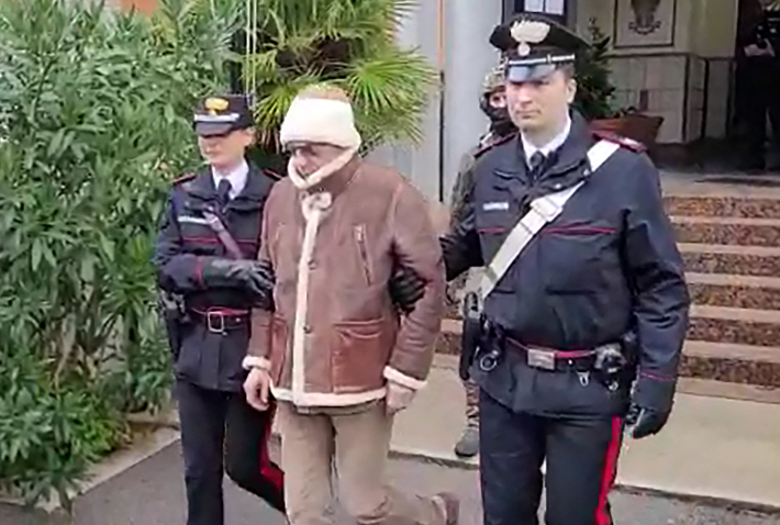 이탈리아 1급 지명수배자인 마피아 두목 마테오 메시나 데나로가 16일(현지시간) 이탈리아 팔레르모에서 체포된 뒤 연행되고 있다. 연합뉴스