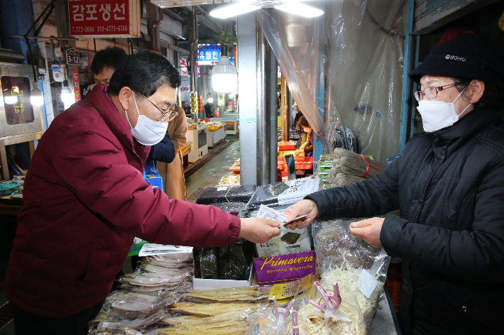 주낙영 시장이 지난해 설을 앞두고 성동시장을 찾아 장보기 행사를 갖고 있다. 경주시 제공 