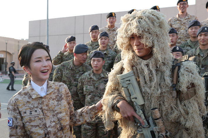 아랍에미리트(UAE)를 국빈 방문 중인 윤석열 대통령과 함께 15일(현지시간) 아부다비에 파병중인 아크부대를 방문한 김건희 여사가 길리슈트 차림의 병사를 만나고 있다.  연합뉴스