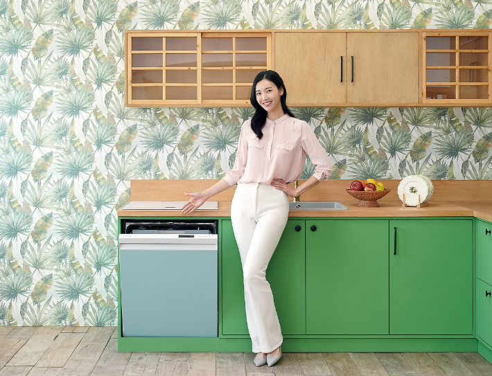 삼성전자 모델이 더욱 커지고 AI로 똑똑해진 14인용 비스포크 식기세척기 신제품을 선보이고 있다. 삼성전자 제공