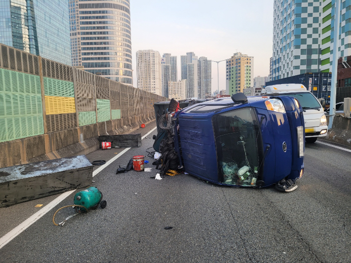 18일 오전 부산 동서고가로 화물차 전도 사고 현장. 부산경찰청 제공