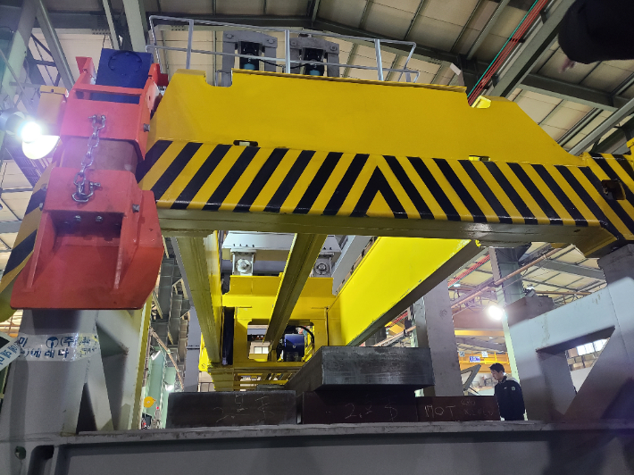 국산화 기술을 적용한 스프레더. 부산항만공사 제공 