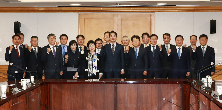 이복현 금융감독원장이 18일 오전 서울 중구 은행회관에서 은행장들과 간담회를 하기에 앞서 기념촬영을 하는 모습. 금융감독원 제공