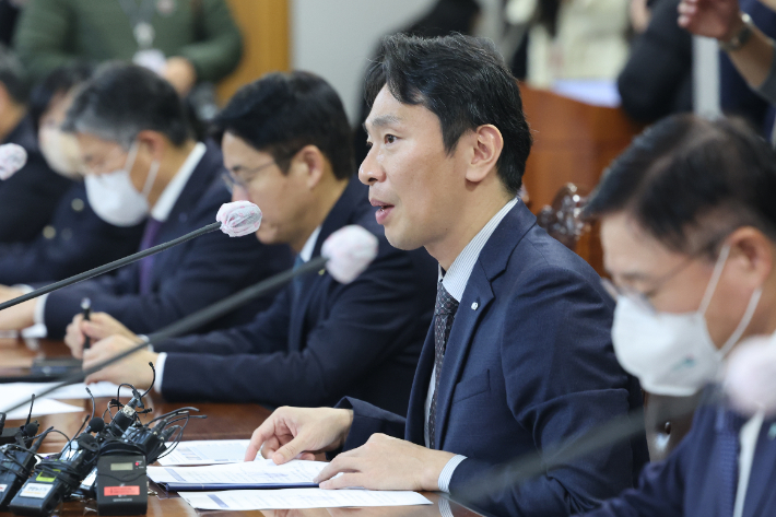 이복현 금융감독원장이 18일 오전 서울 중구 은행회관에서 은행장들과의 간담회를 주재하는 모습. 연합뉴스