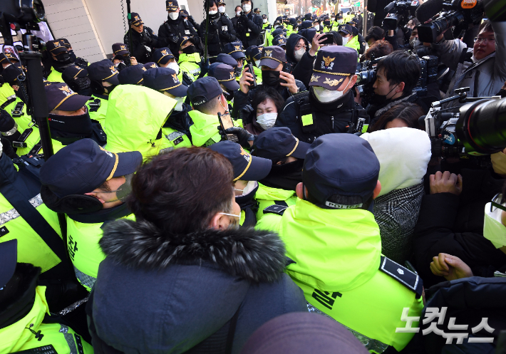 국가정보원과 경찰이 '간첩단 사건'과 관련, 민주노총에 대한 압수수색에 착수한 18일 오전 경찰들이 서울 중구 민주노총 사무실 앞에서 민주노총 관계자들과 대치하고 있다. 황진환 기자