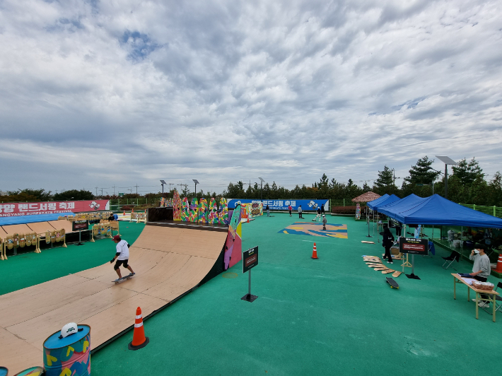 '서핑의 성지'로 떠오른 양양군이 해양레저관광 저변확대를 위해 실시하고 있는 '해양레저스포츠 프로그램(랜드서핑)'.  양양군 제공