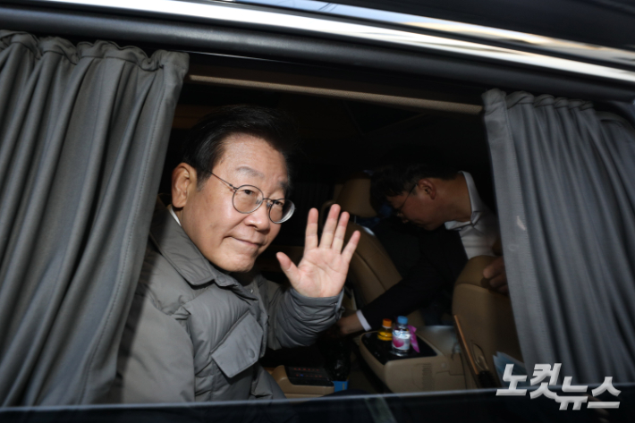 이재명 더불어민주당 대표가 18일 오후 서울 마포구 망원시장에서 검찰 소환에 대한 입장을 밝히고 차량에 올라 지지자들을 향해 인사하고 있다. 류영주 기자