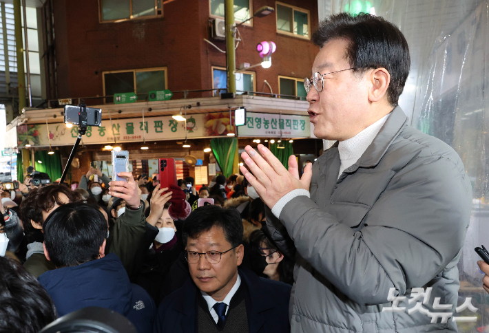 더불어민주당 이재명 대표가 18일 오후 설 명절을 앞두고 서울시 마포구 망원시장을 방문해 즉석연설을 하고 있다. 류영주 기자