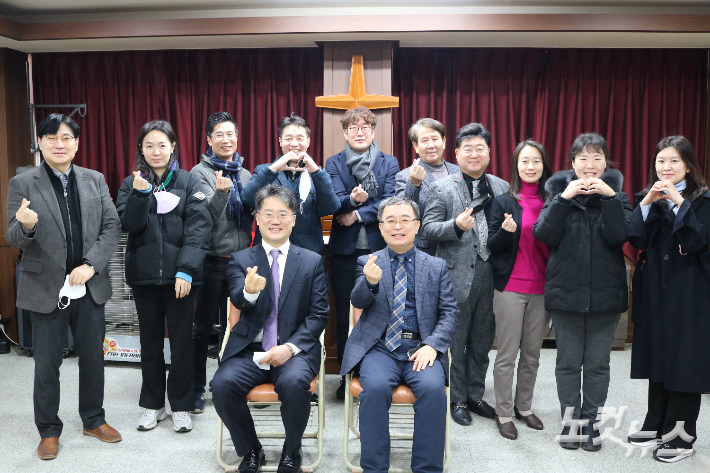 대전CBS는 대전제일교회 김철민 담임목사(대전CBS 운영이사회 부이사장)를 초청, 예배를 드렸다고 18일 밝혔다. 정세영 기자