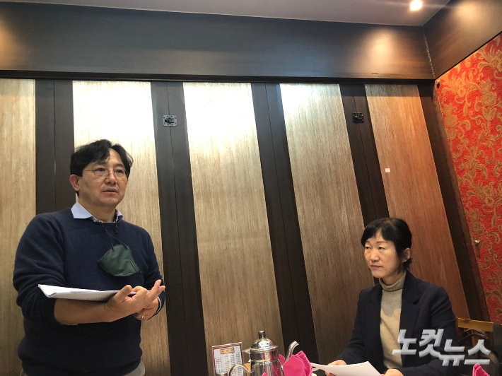 지난 17일 서울 여의도 한 식당에서 공적연금강화국민행동이 주최한 연금개혁 간담회가 열렸다. 왼쪽부터 남찬섭 동아대 사회복지학과 교수, 정세은 충남대 경제학과 교수. 이은지 기자 