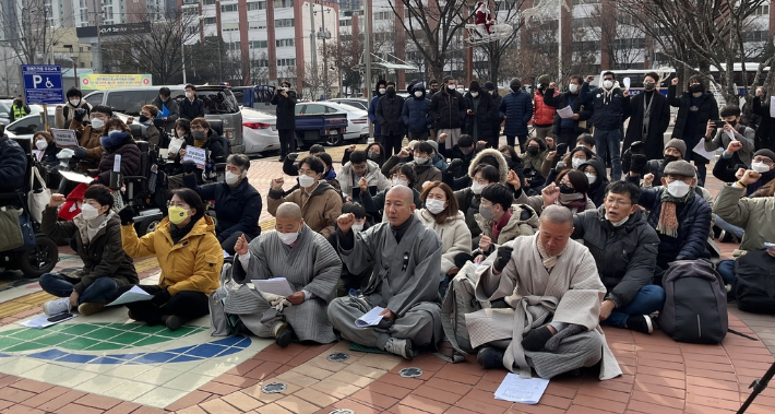 18일 오전 대구 북구청 앞에서 시민단체들이 대현동 이슬람 사원 건립을 지지하는 기자회견을 열고 있다. 연합뉴스