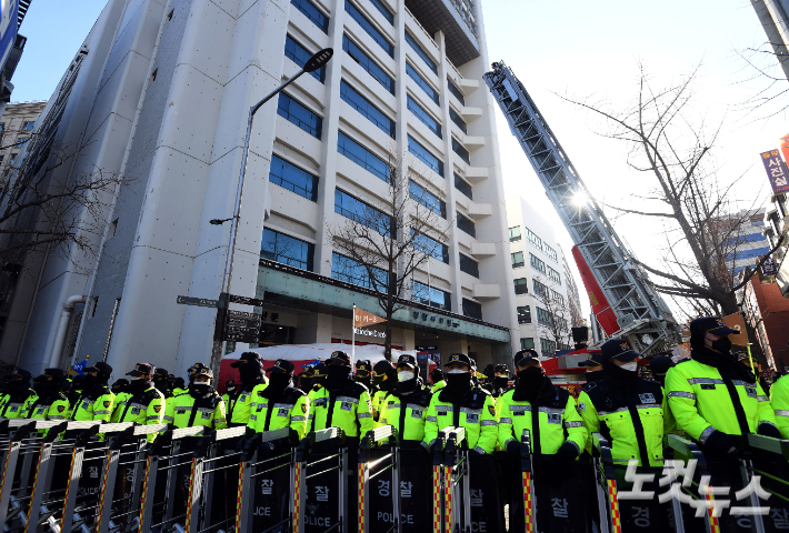 국가정보원과 경찰이 '간첩단 사건'과 관련, 민주노총에 대한 압수수색에 착수한 18일 오전 경찰들이 서울 중구 민주노총 사무실 앞을 통제하고 있다. 황진환 기자