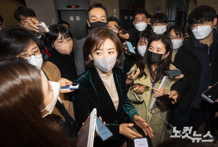 국민의힘 당권주자로 거론되며 저출산고령사회위원회 부위원장직 사의를 표명한 나경원 전 의원이 지난 11일 서울 여의도 중앙당사에서 열린 국민의힘 서울시당 신년인사회를 마치고 나서며 취재진의 질문에 답변하고 있다. 윤창원 기자