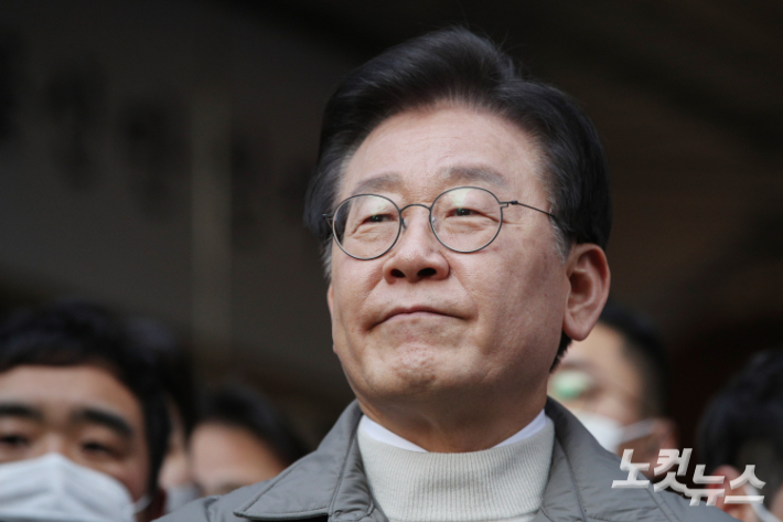 이재명 더불어민주당 대표가 18일 오후 서울 마포구 망원시장을 방문해 시장 상인들을 만난 뒤 검찰 소환에 대한 입장을 밝히던 중 생각에 잠겨 있다. 류영주 기자