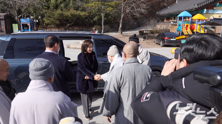 나경원 전 의원이 17일 대구 동화사를 방문하고 있다. 이규현 기자