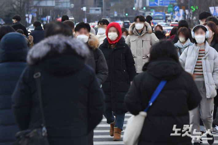 16일 오전 서울 광화문네거리에 마스크를 착용한 시민들이 출근하고 있다. 류영주 기자