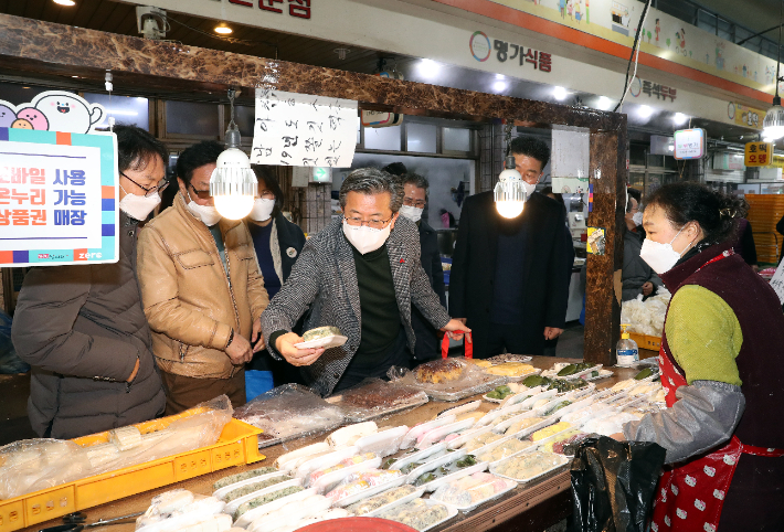 유성구 전통시장 장보기 행사. 유성구 제공