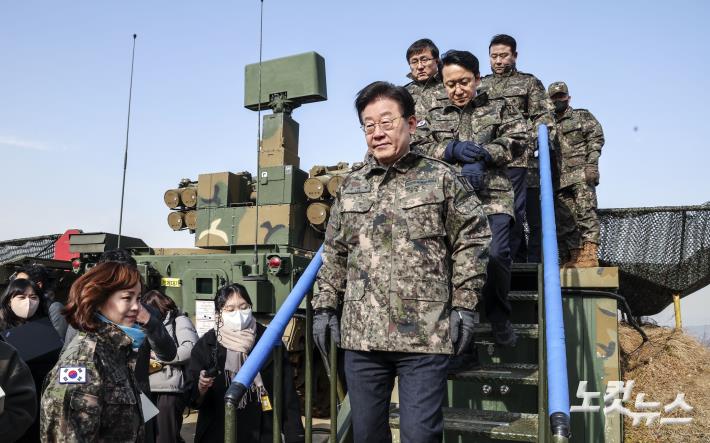 이재명 더불어민주당 대표가 19일 오후 경기도 파주 소재 방공부대를 방문해 단거리 지대공 유도미사일 천마를 살펴보고 있다.