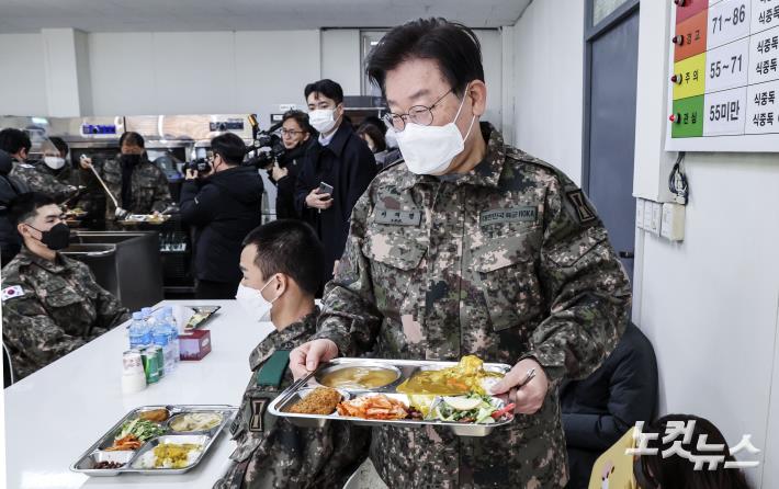 장병듷과 식사 위해 식판들고 이동하는 이재명 대표