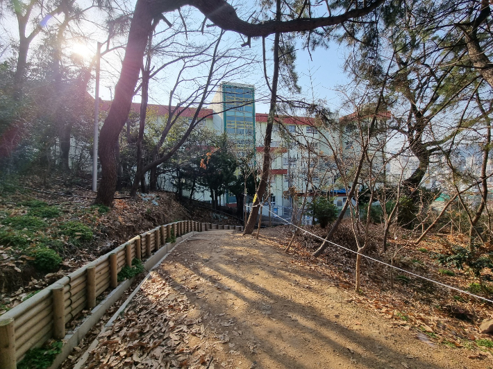 등산로 끝 부분과 맞닿아있는 민안초등학교. 박진홍 기자