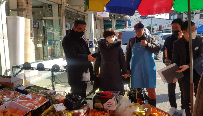 물가 현장 점검. 경남도청 제공