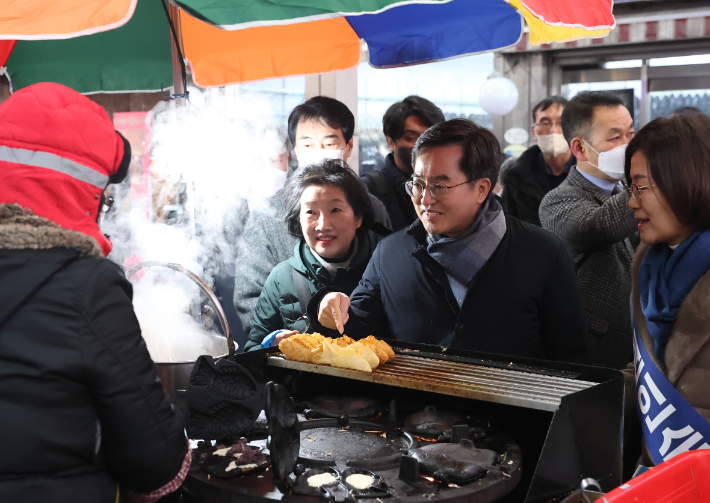 설 명절을 앞두고 용인 중앙시장을 찾은 김동연 경기지사. 경기도청 제공