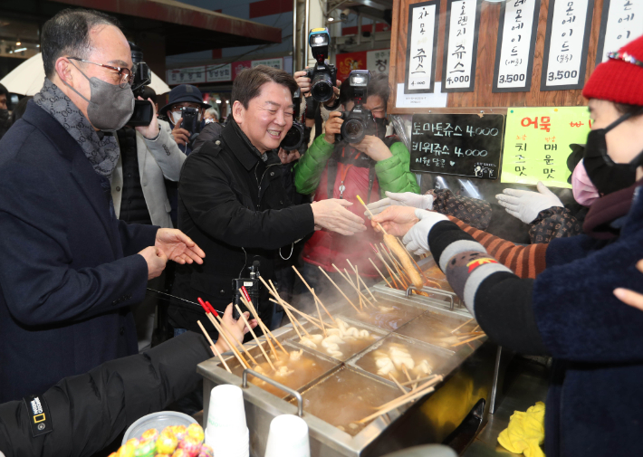 국민의힘 안철수 의원이 19일 대구 서문시장을 찾아 상인과 인사하고 있다. 연합뉴스