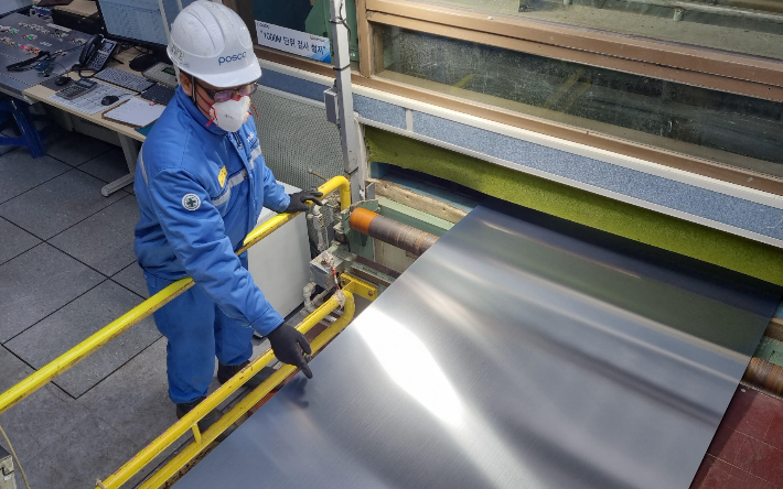 1월 19일 복구를 완료한 포항제철소 스테인리스 1냉연공장에서 제품이 생산되고 있다. 포스코 제공