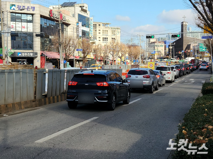 지난 16일 광주 동구 산수동 산수시장 인근 광주도시철도 2호선 공사 현장 인근 펜스 모습. 박성은 기자