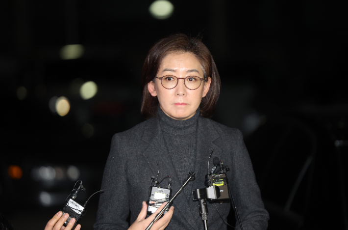 국민의힘 3·8 전당대회 출마를 고심 중인 나경원 전 의원이 19일 서울 자택으로 들어서며 취재진의 질문을 받고 있다. 연합뉴스