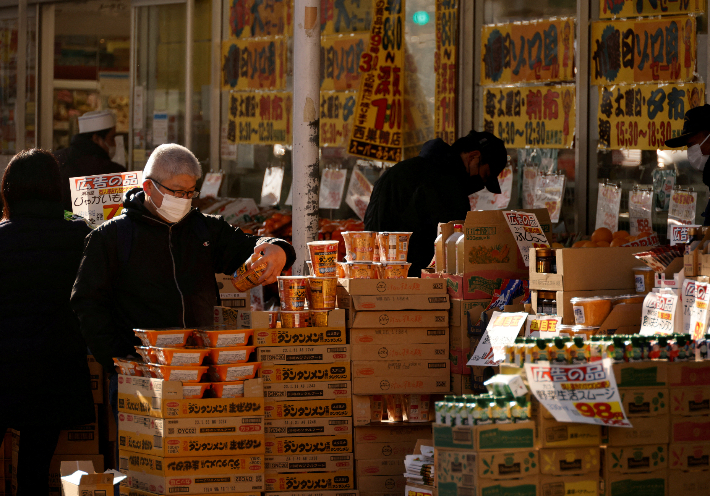 10일 일본 도쿄의 한 슈퍼마켓에서 시민들이 쇼핑하고 있다. 연합뉴스