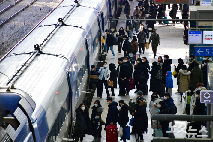 지난해 1월 30일 서울역에서 귀성객들이 고향으로 가기 위해 열차에 오르고 있는 모습. 윤창원 기자
