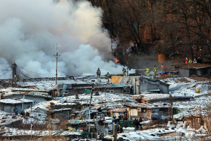 20일 오전 화재가 발생한 서울 강남구 개포동 구룡마을 4구역에서 소방대원들이 진화 작업을 벌이고 있다. 황진환 기자