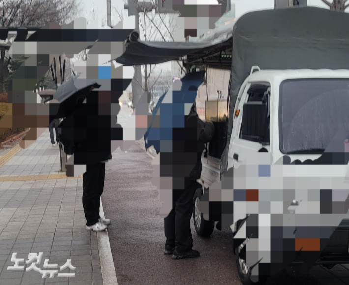 수원 번화가 일대에서 영업 중인 붕어빵 푸드트럭 앞에 손님들이 기다리고 있는 모습. 박창주 기자