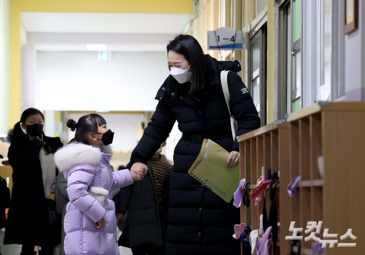 2023학년도 초등학교 예비소집일인 4일 오후 서울 마포구 염리초등학교에 예비 초등학생과 학부모가 교실을 둘러보고 있다. 류영주 기자
