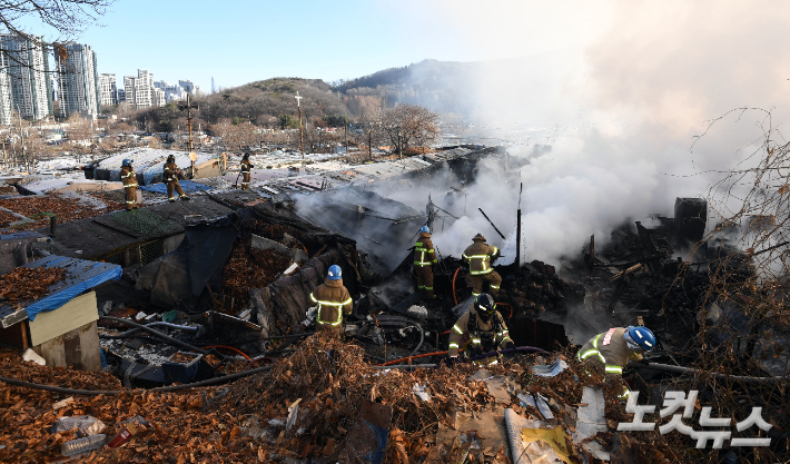20일 오전 화재가 발생한 서울 강남구 개포동 구룡마을 4구역에서 소방대원들이 진화 작업을 벌이고 있다. 황진환 기자