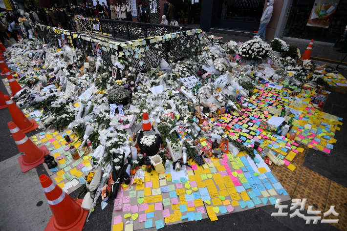 지난해 11월 3일 서울 용산구 이태원역 1번 출구 앞에 마련된 핼러윈 희생자 추모 공간에서 시민들이 희생자들을 추모하고 있다. 류영주 기자
