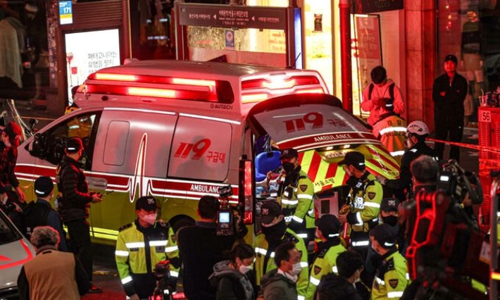 핼러윈 참사 현장에 급파된 119 구조대원들이 부상자를 이송하고 있다. 연합뉴스