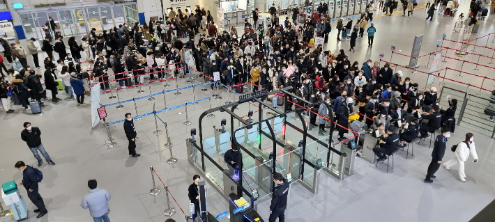 지난달 28일 김해국제공항 국제선 청사가 여행객들로 붐비는 모습. 대한항공 제공