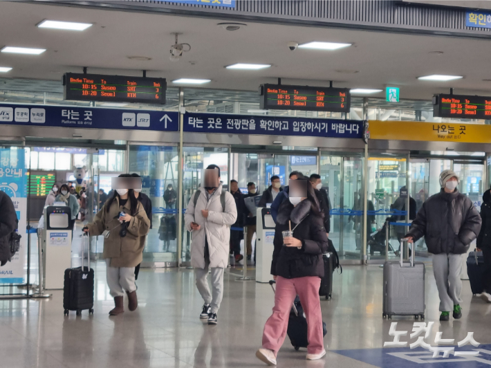 20일 설 연휴를 앞두고 부산역 내부가 귀성길 인파로 붐비고 있다. 김혜민 기자