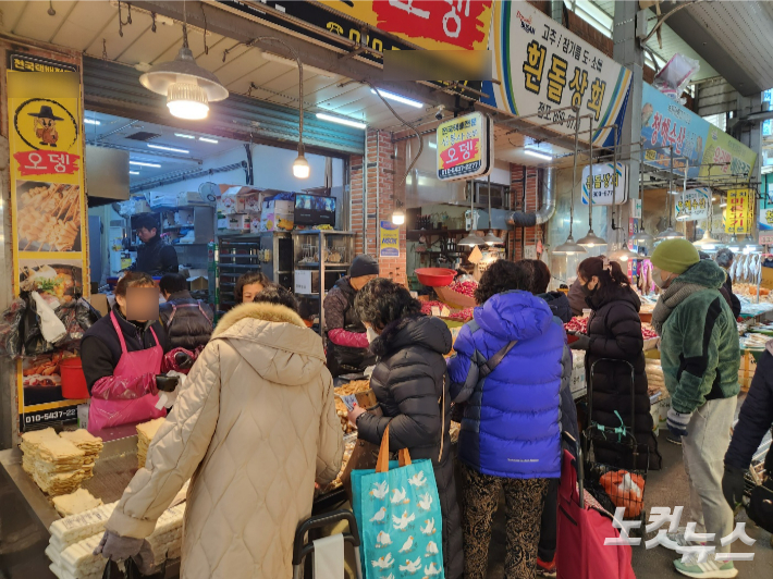 20일 오전 부산 부전시장이 명절 음식을 장만하러 온 시민들로 북적이고 있다. 정혜린 기자