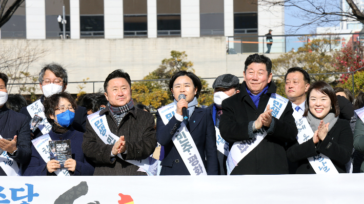 왼쪽부터 최인호 의원, 서은숙 부산시당 위원장, 박재호 의원. 더불어민주당 부산시당 제공