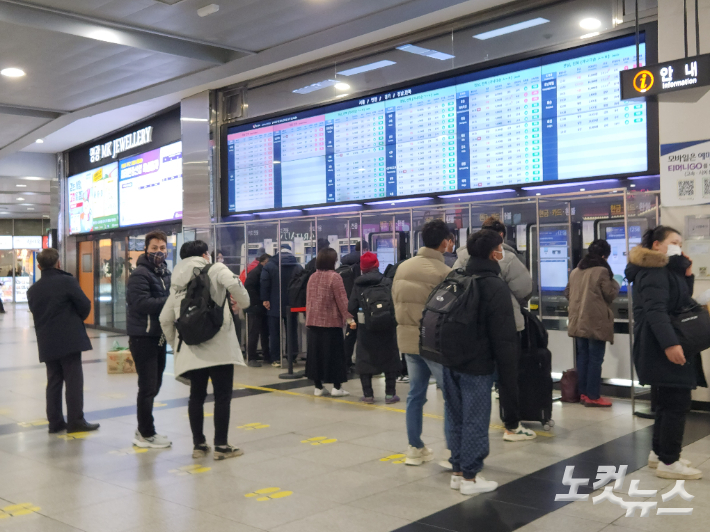 20일 광주 서구 광주종합버스터미널 시민들이 귀성길 차표를 예약하고 있다. 박성은 기자