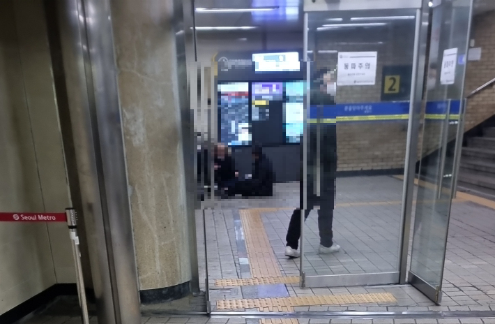 서울역 지하철 역사 안에 자리 잡은 노숙인들. 민소운 기자